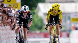Femke de Vriesová (vpravo) zdolala Lauren Dicksonovú v 1. etape Okolo Švajčiarska 2026.
