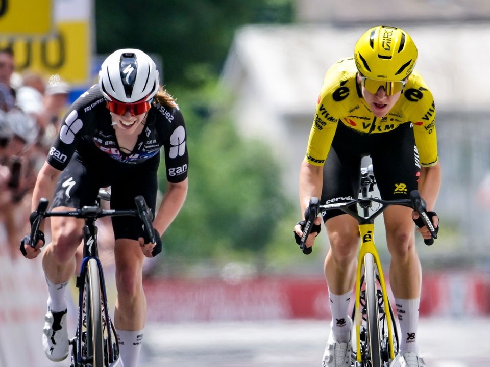 Femke de Vriesová (vpravo) zdolala Lauren Dicksonovú v 1. etape Okolo Švajčiarska 2026.
