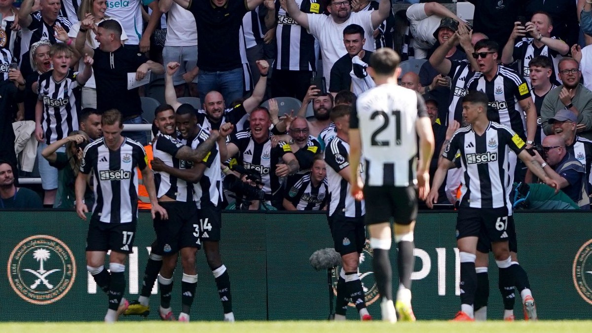 Futbalisti tímu Newcastle United sa tešia z gólu v zápase proti Chelsea.