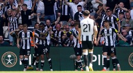 Futbalisti tímu Newcastle United sa tešia z gólu v zápase proti Chelsea.