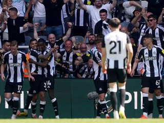 Futbalisti tímu Newcastle United sa tešia z gólu v zápase proti Chelsea.