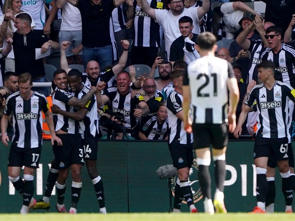 Futbalisti tímu Newcastle United sa tešia z gólu v zápase proti Chelsea.