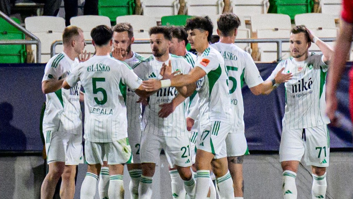 Na snímke radosť futbalistov Prešova z gólu počas zápasu štvrťfinále futbalového Slovnaft Cupu FC Tatran Prešov - MFK Tatran Liptovský Mikuláš.