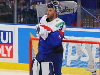 Na snímke brankár slovenskej hokejovej reprezentácie Samuel Hlavaj