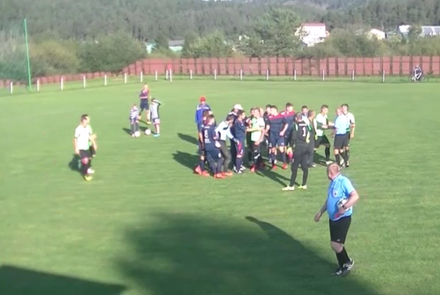 Strkanie, bitka a obliaty rozhodca. Vo veľkom derby padlo 9 kariet (+VIDEO)