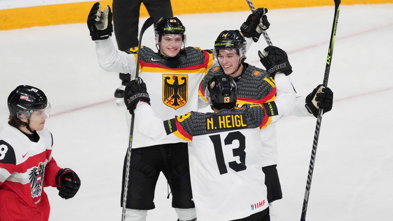 Nemeckí hokejisti sa tešia po strelenom góle v zápase Nemecko - Rakúsko na MS v hokeji do 20 rokov 2023 (MS U20).