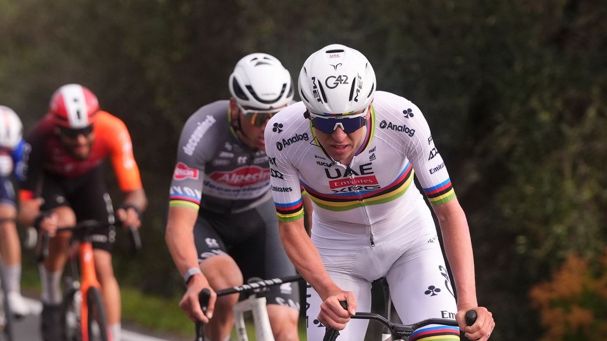 Tadej Pogačar útočí na Mathieu van der Poela v stúpaní Cipressa počas Miláno - San Remo 2025.