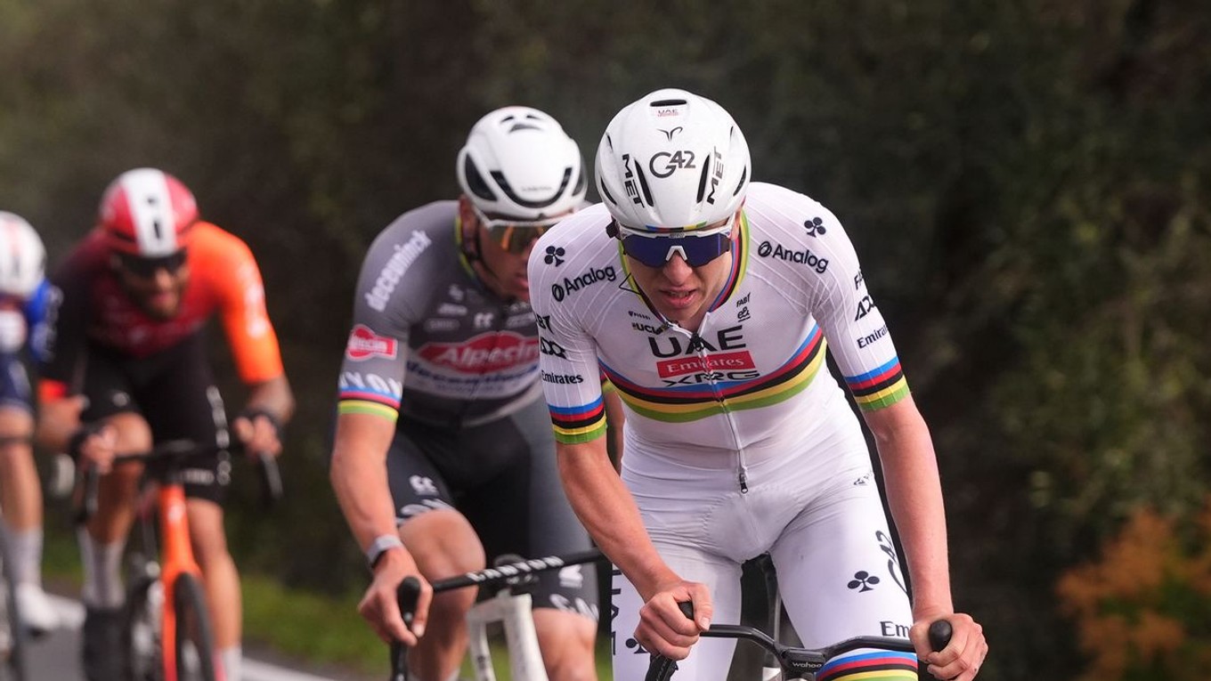 Tadej Pogačar útočí na Mathieu van der Poela v stúpaní Cipressa počas Miláno - San Remo 2025.