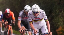 Tadej Pogačar útočí na Mathieu van der Poela v stúpaní Cipressa počas Miláno - San Remo 2025.