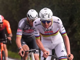 Tadej Pogačar útočí na Mathieu van der Poela v stúpaní Cipressa počas Miláno - San Remo 2025.