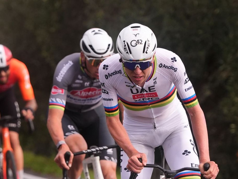 Tadej Pogačar útočí na Mathieu van der Poela v stúpaní Cipressa počas Miláno - San Remo 2025.