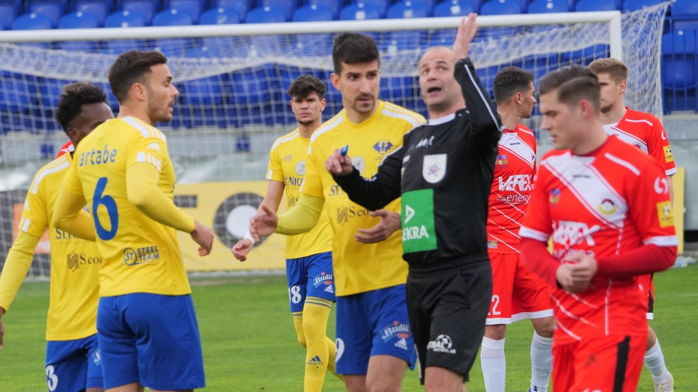 Rozhodca Smolák nariaďuje penaltu pre Liptovský Mikuláš. Napriek tomu, že útočili Michalovce.
