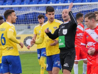 Rozhodca Smolák nariaďuje penaltu pre Liptovský Mikuláš. Napriek tomu, že útočili Michalovce.