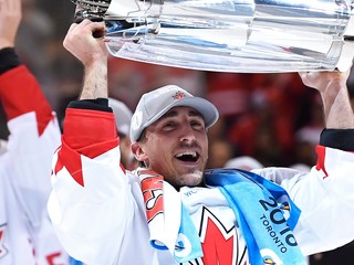 Na snímke kanadský útočník Brad Marchand drží nad hlavou trofej pre víťaza Svetového pohára 2016.
