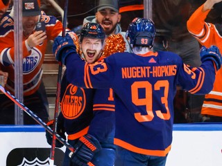 Radosť hráčov Edmontonu Oilers.