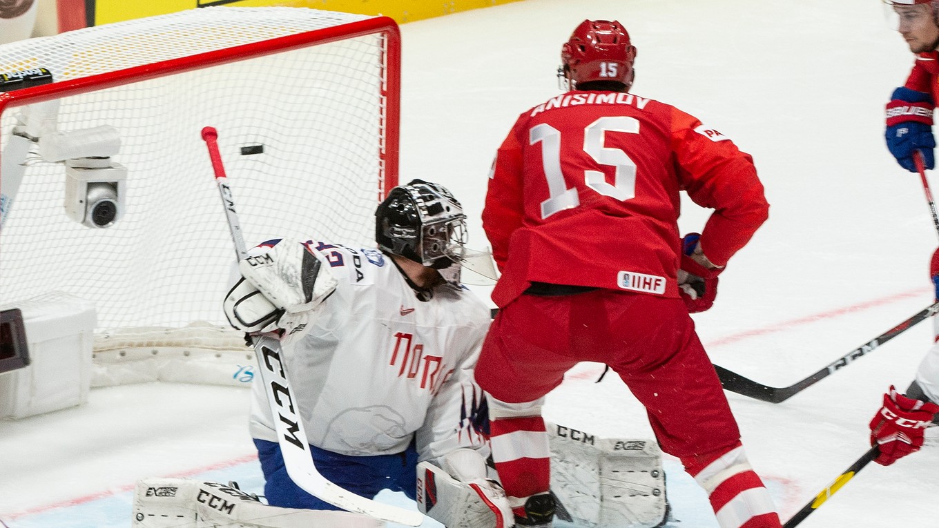 Arťom Anisimov strieľa gól v zápase Rusko - Nórsko na MS v hokeji 2019.