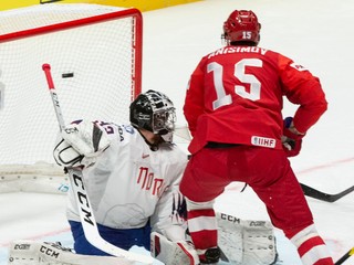 Arťom Anisimov strieľa gól v zápase Rusko - Nórsko na MS v hokeji 2019.