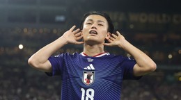 Ayase Ueda v národnom drese Japonska