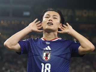 Ayase Ueda v národnom drese Japonska