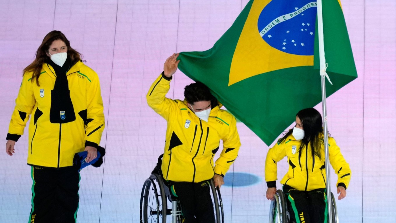 Cristian Westemaier Ribera (v strede) a Aline dos Santos Rocha nesú vlajku Brazílie počas otváracieho ceremoniálu.