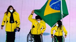 Cristian Westemaier Ribera (v strede) a Aline dos Santos Rocha nesú vlajku Brazílie počas otváracieho ceremoniálu.