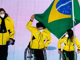 Cristian Westemaier Ribera (v strede) a Aline dos Santos Rocha nesú vlajku Brazílie počas otváracieho ceremoniálu.
