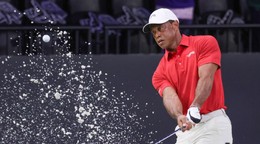 Na archívnej snímke z 24. marca 2026 americký golfista Tiger Woods trénuje pred finále golfového turnaja TGL.