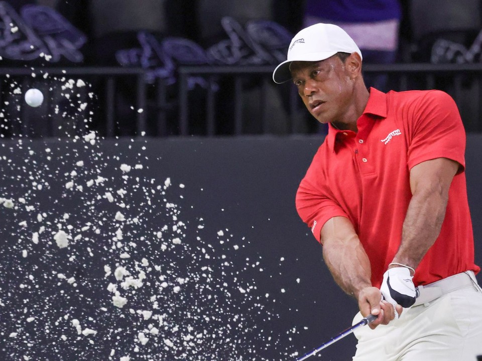Na archívnej snímke z 24. marca 2026 americký golfista Tiger Woods trénuje pred finále golfového turnaja TGL.