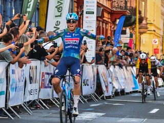 Francúzsky cyklista Paul Magnier víťazí v 1. etape pretekov Okolo Slovenska 2026.
