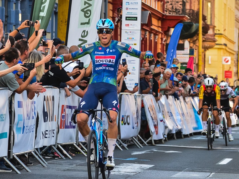 Francúzsky cyklista Paul Magnier víťazí v 1. etape pretekov Okolo Slovenska 2026.