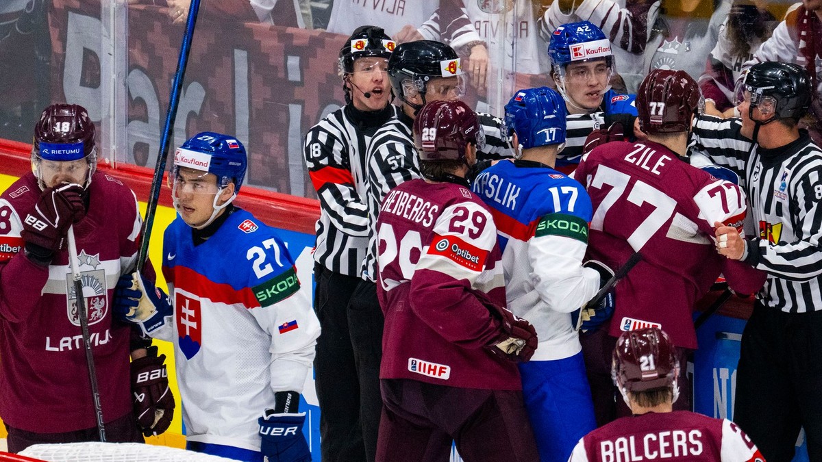 slovenskí a lotyšskí hokejisti počas roztržky