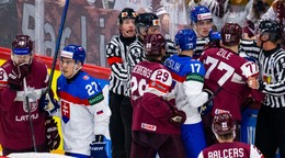 slovenskí a lotyšskí hokejisti počas roztržky