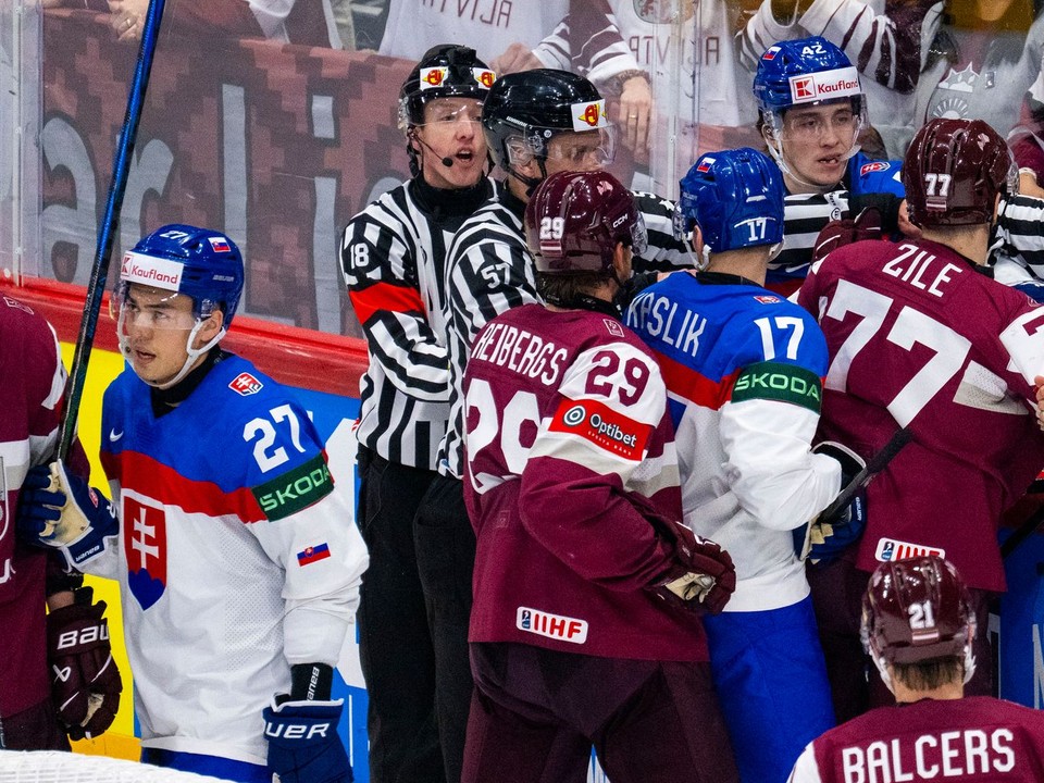 slovenskí a lotyšskí hokejisti počas roztržky
