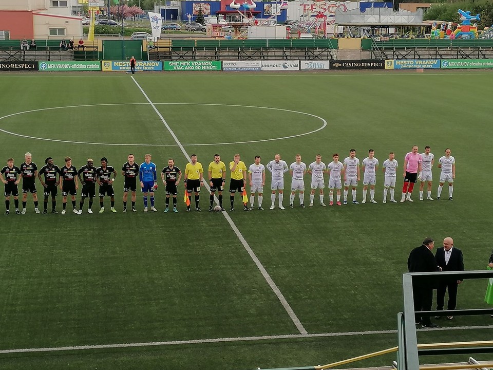 Nástup hráčov pred zápasom Vranov nad Topľou - Rimavská Sobota.