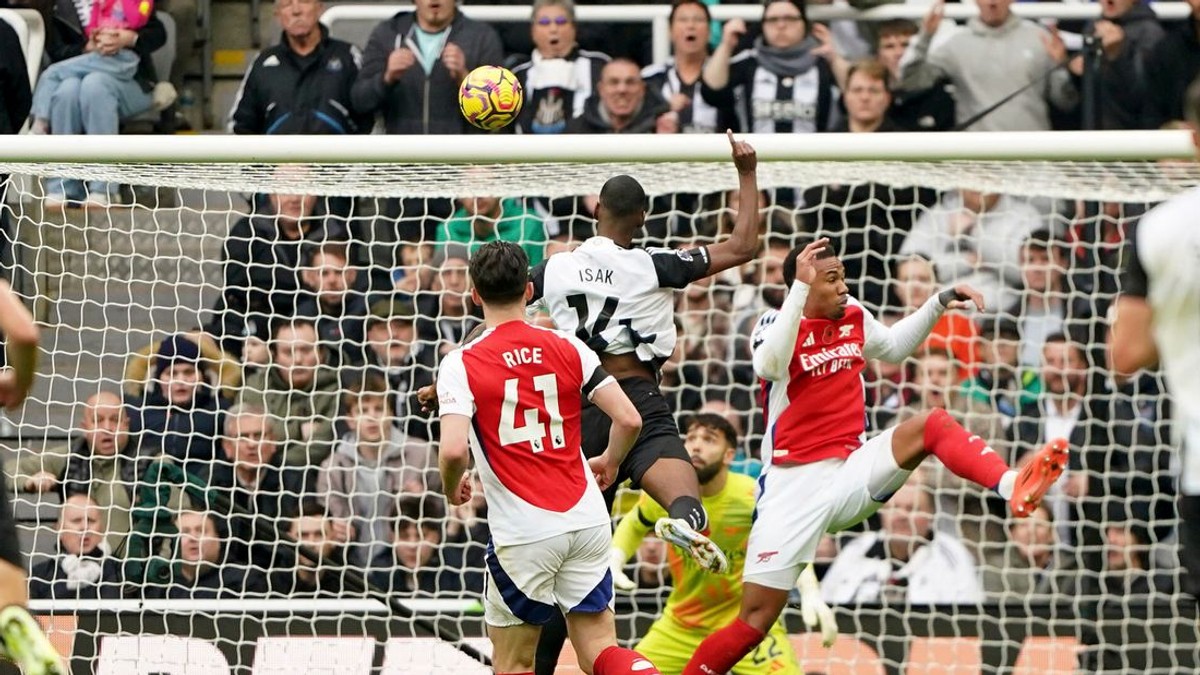 Švédsky útočník Alexander Isak z Newcastlu United strieľa gól v zápase proti Arsenalu.