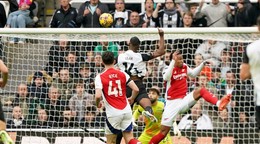 Švédsky útočník Alexander Isak z Newcastlu United strieľa gól v zápase proti Arsenalu.