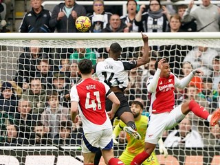 Švédsky útočník Alexander Isak z Newcastlu United strieľa gól v zápase proti Arsenalu.