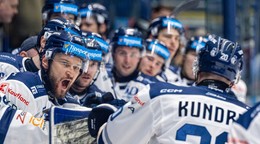 Hráči Popradu oslavujú gól.