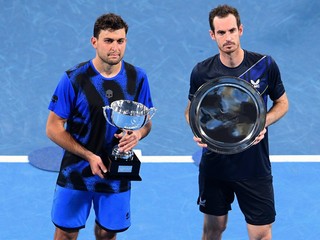 Brit Andy Murray (vpravo) po finálovej prehre s Aslanom Karacevom v Sydney 2022. 