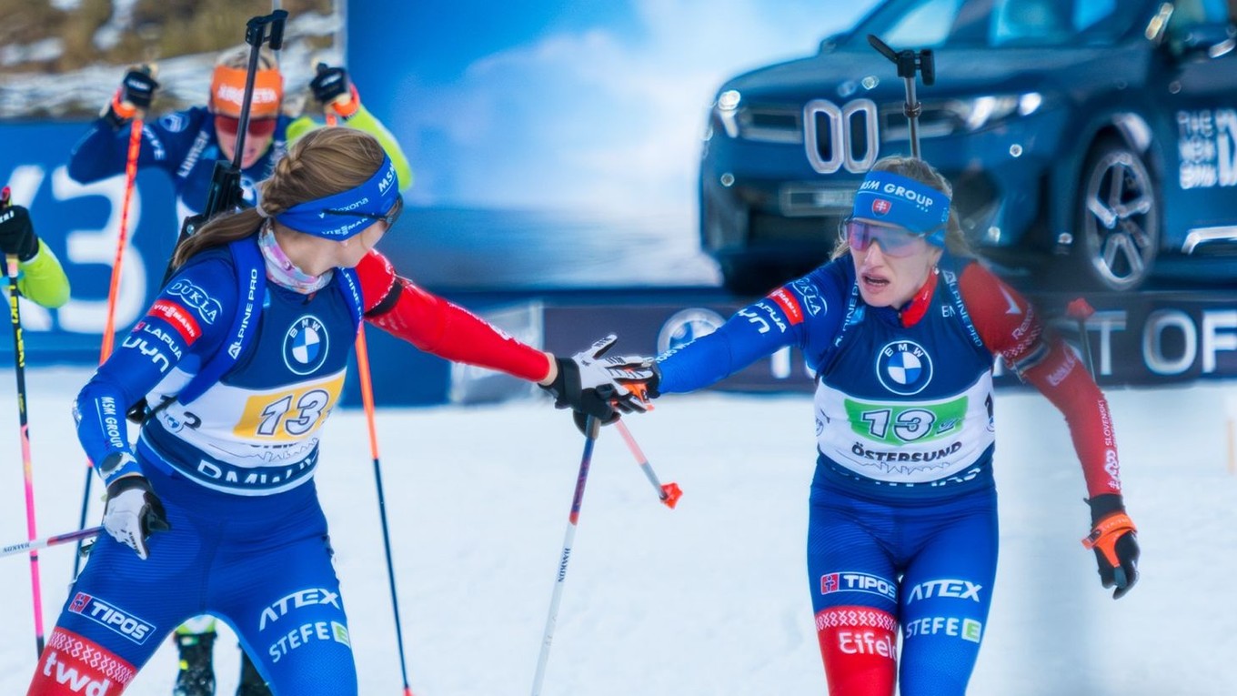 Paulína Bátovská Fialková odovzdáva štafetu Anastasii Kuzminovej v Östersunde.