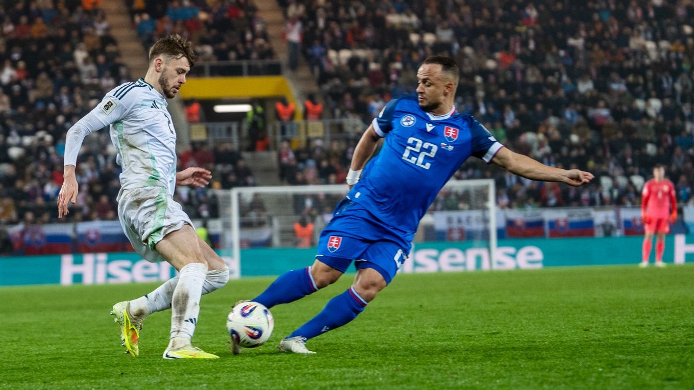 Hráč Severného Írska Conor Bradley (2) a hráč Slovenska Stanislav Lobotka (22) počas kvalifikačného zápasu na majstrovstvá sveta 2026.