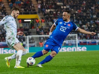 Hráč Severného Írska Conor Bradley (2) a hráč Slovenska Stanislav Lobotka (22) počas kvalifikačného zápasu na majstrovstvá sveta 2026.