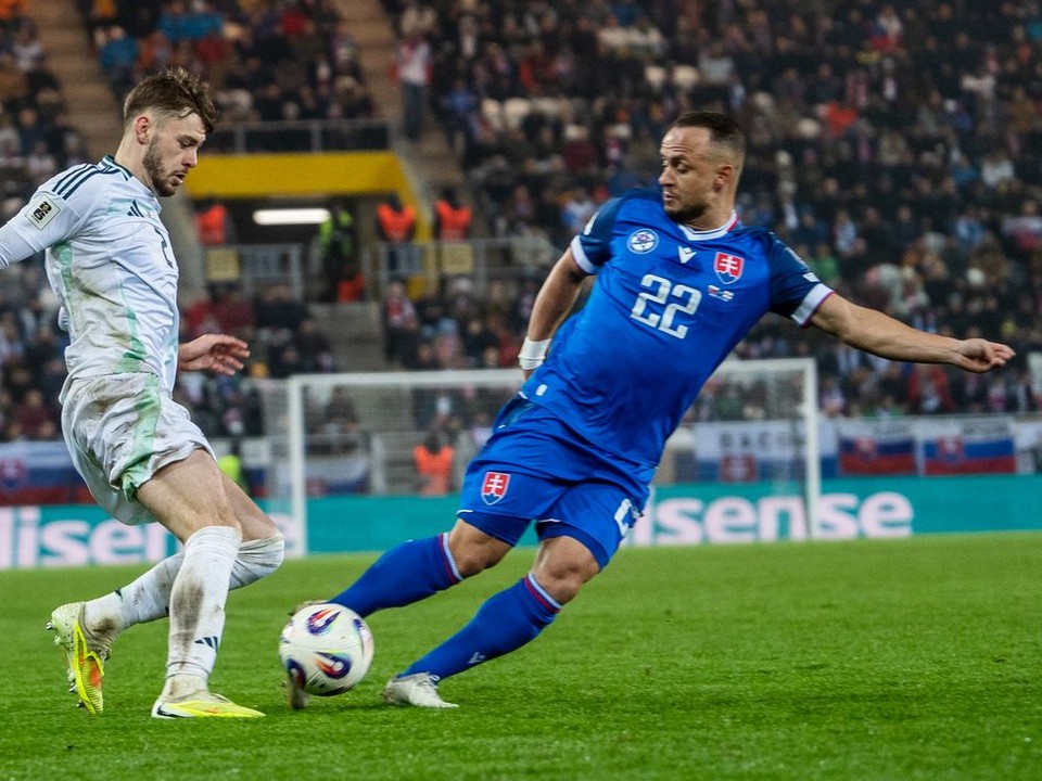 Hráč Severného Írska Conor Bradley (2) a hráč Slovenska Stanislav Lobotka (22) počas kvalifikačného zápasu na majstrovstvá sveta 2026.
