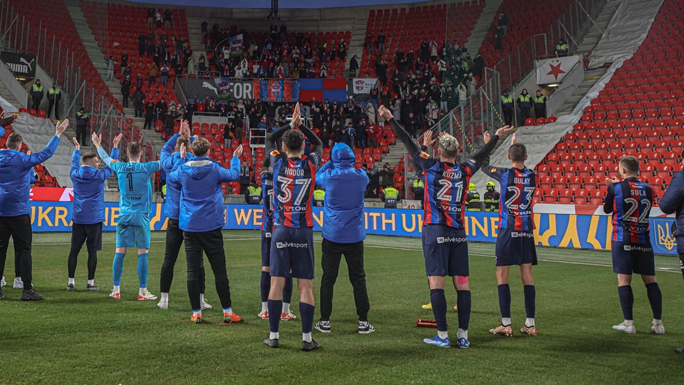 Futbalisti Zlatých Moraviec ďakujú fanúšikom po zápase so Slaviou Praha