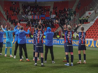 Futbalisti Zlatých Moraviec ďakujú fanúšikom po zápase so Slaviou Praha
