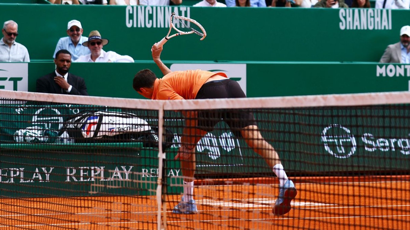 Daniil Medvedev zlomil raketu.