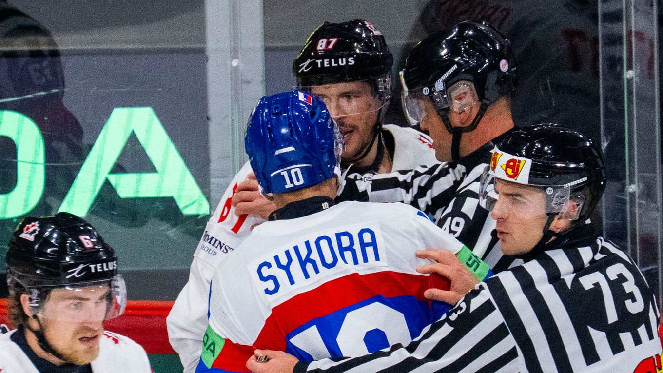 Adam Sýkora a Sidney Crosby v slovnej výmene počas zápasu Slovensko - Kanada v skupine A na MS v hokeji 2025.