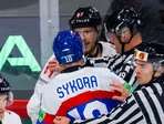 Adam Sýkora a Sidney Crosby v slovnej výmene počas zápasu Slovensko - Kanada v skupine A na MS v hokeji 2025.