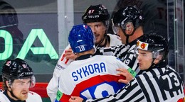 Adam Sýkora a Sidney Crosby v slovnej výmene počas zápasu Slovensko - Kanada v skupine A na MS v hokeji 2025.