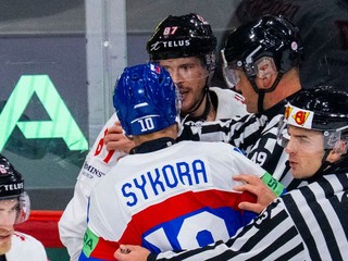 Adam Sýkora a Sidney Crosby v slovnej výmene počas zápasu Slovensko - Kanada v skupine A na MS v hokeji 2025.